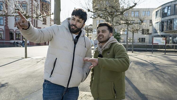 Mohammad (rechts) verlässt Deutschland und kehrt nach Syrien zurück. Er will beim Wiederaufbau helfen.