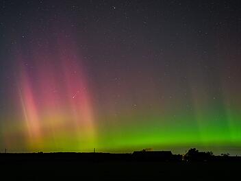 Polarlicht und Komet leuchten am Nachthimmel