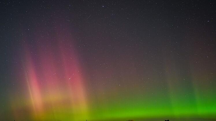 Polarlicht und Komet leuchten am Nachthimmel