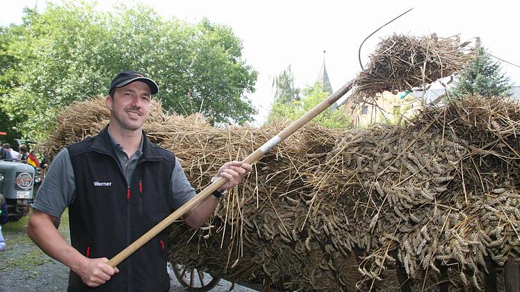 Gabelweise wurden die Getreidebündel in die Dreschmaschine eingelegt.