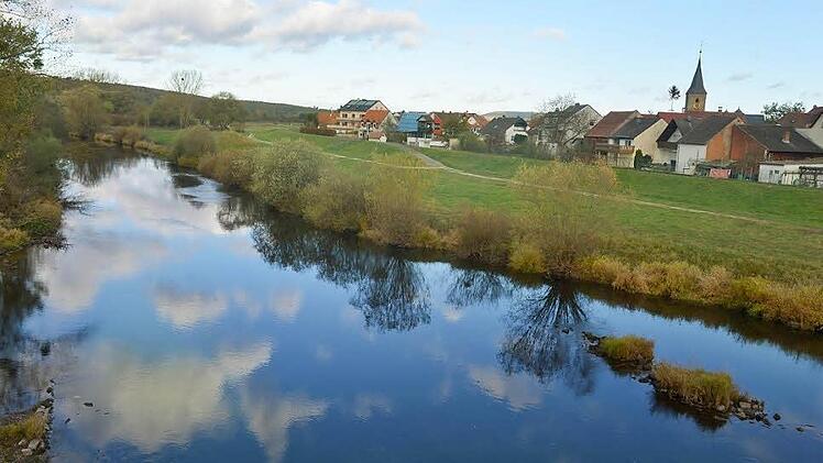 So kennen Kemmern viele, denn so präsentiert sich  das Dorf  an der Mainbrücke, die täglich von vielen Sportlern und Erholungsuchenden überquert wird: ein beschaulicher Ort  in schöner Flusslandschaft.  Fotos: Ronald Rinklef