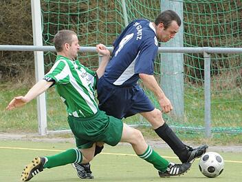 Die berühmte Fußspitze eher am Ball ist der Garitzer Jörg Sebischka in diesem Kunstrasen-Duell mit dem Machtilshäuser Joachim Heil. Foto: Hopf