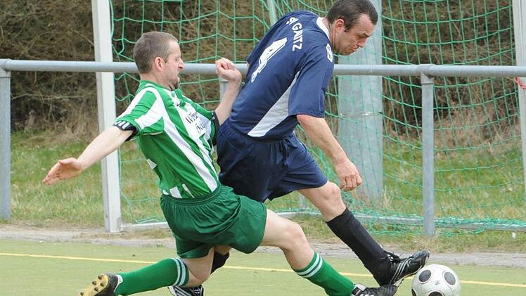 Die berühmte Fußspitze eher am Ball ist der Garitzer Jörg Sebischka in diesem Kunstrasen-Duell mit dem Machtilshäuser Joachim Heil. Foto: Hopf