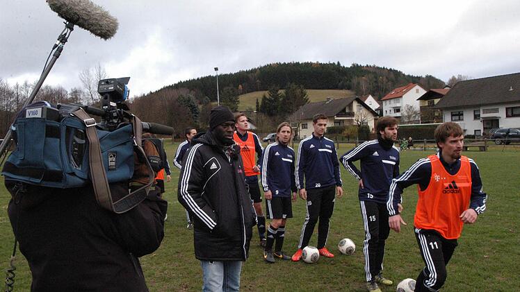 Bilder vom Aufenthalt von Hans Sarpei bei der DJK Kothen.