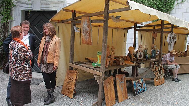 Rund 20 Künstler präsentierten sich beim 9. Mitwitzer Künstlermarkt, der im Wasserschloss stattfand. Foto : Herbert Fischer