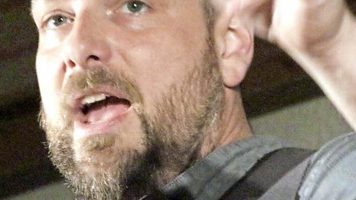 "Irgendwas stimmt nicht, irgendwas macht die Leut' damisch."  Fotos: Josef Hofbauer