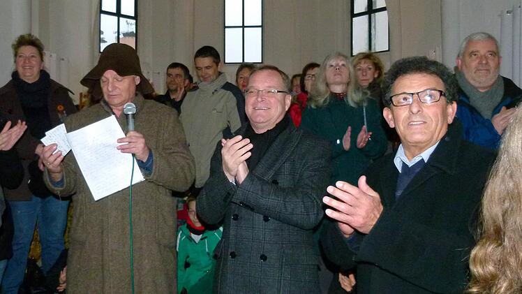 OB Andreas Starke eröffnete den Interkulturellen Adventsmarkt mit Mohamed Hèdi Addala und Manfred Kröner als Hirte.