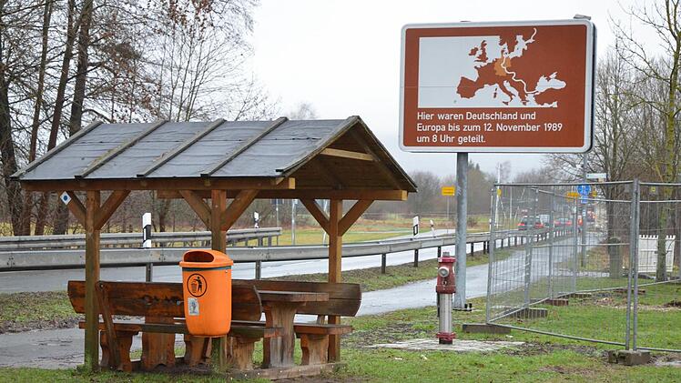 Bis 1989 trennte an der Gebrannten Br&uuml;cke eine m&ouml;rderische Grenze Sonneberg vom Coburger Land. Heute ist es eine Landesgrenze, die niemand mehr bemerkt. Bald k&ouml;nnte es wom&ouml;glich auch diese Grenze nicht mehr geben - falls sich Sonneberg an das Coburger Land anschlie&szlig;t. Foto: Rainer Lutz