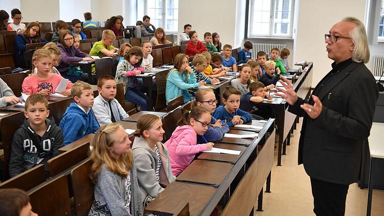 Zusammen mit etwa 80 Mädchen und Jungen diskutierte der Bamberger Soziologieprofessor Elmar Rieger über unser Leben in der Europäischen Union. Foto: Ronald Rinklef