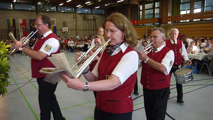Die Stadtkapelle Neustadt eröffnete den Festabend. Foto: Berthold Köhler