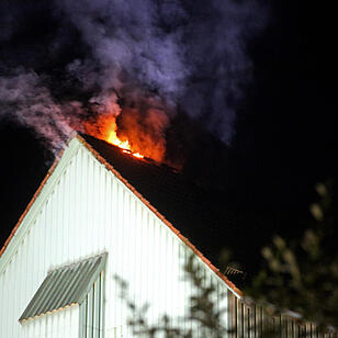 Großeinsatz in Draisendorf: Brand und Verpuffung bei Mühle – großer Schaden