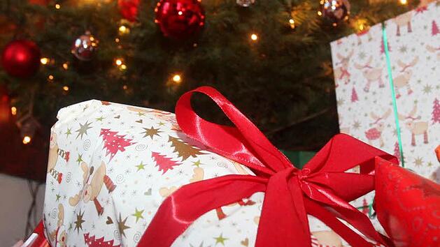 Gute Geschenke zu finden stellt sich immer wieder als schwierig heraus. Manchmal braucht man nur einen kleinen Denkanstoß, um das richtige Geschenk zu finden. Foto: Malte Christians/dpa/lnw