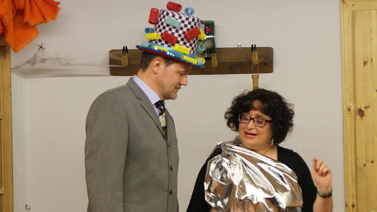 Bürgermeister Dieter Döge (Klaus Klemm) mit seiner Frau Annabell (Marion Höllisch) Foto: Günther Geiling