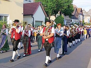 Die Musiker führten den Zug an.  Foto: Heike Schülein