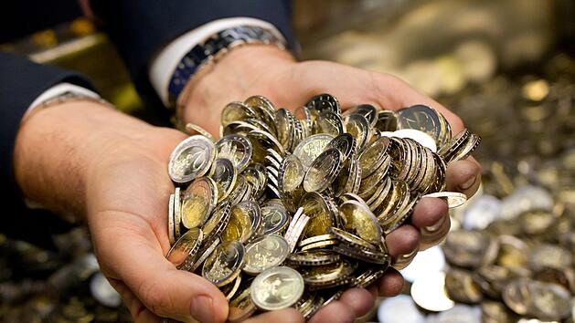 Die reichsten Deutschen: Ein Ranking zeigt, wer in Deutschland am meisten Geld besitzt. Symbolfoto: Sven Hoppe/dpa