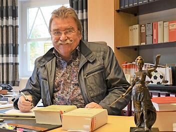 Die Suche nach der Wahrheit ist das t&auml;gliche Gesch&auml;ft des Kronacher Strafverteidigers Josef Geiger.  Foto: Sandra Hackenberg