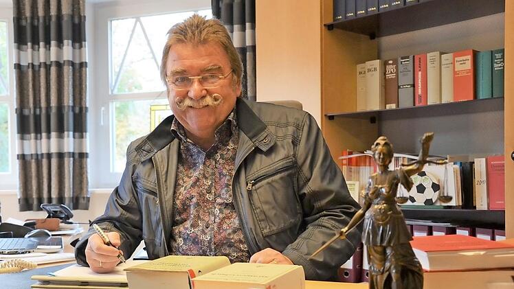 Die Suche nach der Wahrheit ist das t&auml;gliche Gesch&auml;ft des Kronacher Strafverteidigers Josef Geiger.  Foto: Sandra Hackenberg