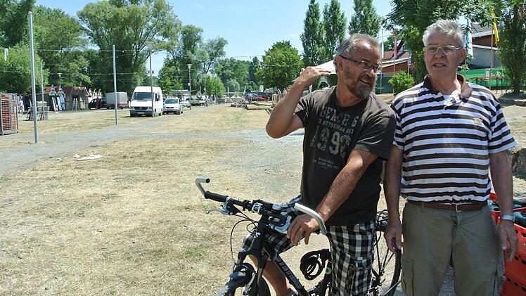 Roland Mahr (links) bespricht mit Otto Krines das nächste Jahr: Der Makrelenstand darf nicht mehr so nahe am Getränkestand stehen, war man sich einig. Das Organisationsteam setzt Jahr für Jahr Anregungen um.