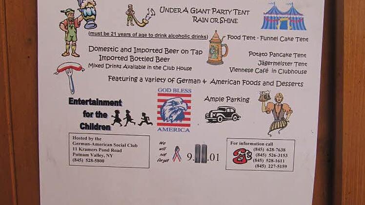 Zwei Andenken an den ersten USA-Besuch der Uetzinger Musiker 2002 hängen wohlbehütet in "Friedel" Dinkels Veranda.