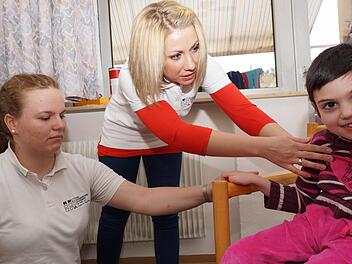 Alexandra Marx und Olga Gerlitz (von links) mit ihrer jungen Patientin. Foto: Arkadius Guzy