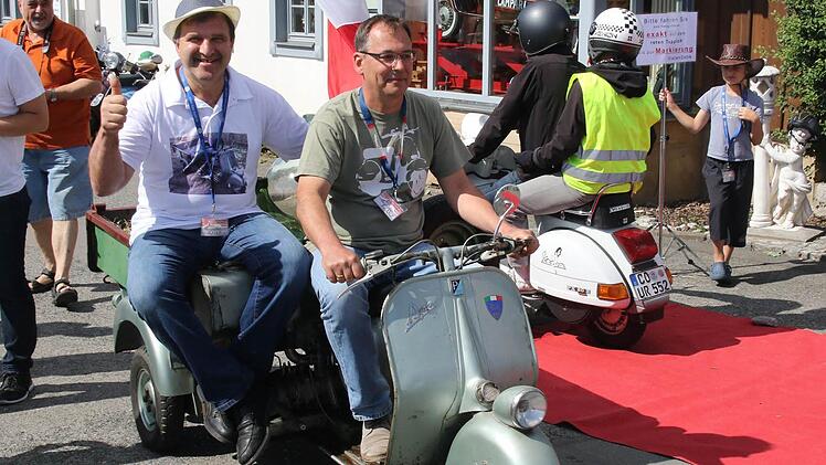 Auch die Organisatoren, Guiseppe Sanfilippo und Franz Jahn, hatten ihren Spaß. Mit einer Ape aus dem Jahr 1963 fuhren sie an den anderen Vespas vorbei. Foto: Michael Stelzner