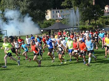 Über 100 Läuferinnen und Läufer wurden mit einem Kanonendonner mit Schall und Rauch auf die Halbmarathon- und Viertelmarathon-Strecke geschickt. Fotos: Karl-Heinz Hofmann