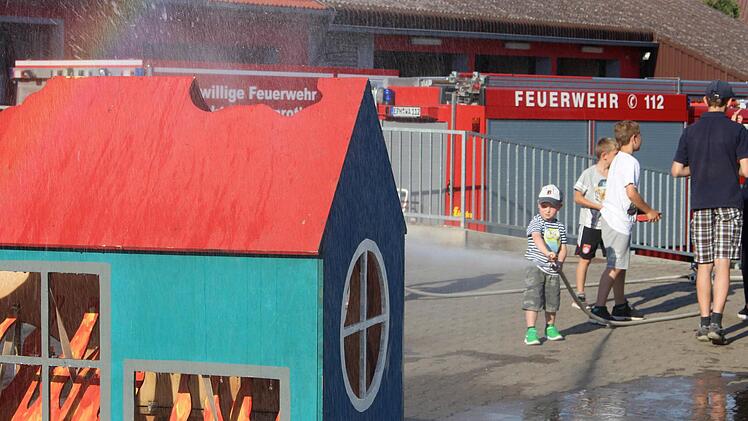 Auch ein "brennendes" Haus stand auf dem Einsatzplan des Feuerwehrnachwuchses beim Grillfest der Wachenrother Feuerwehr. Liebevoll hatten die "großen Feuerwehrmänner" das Zielobjekt für die Kinder vorbereitet. Fotos: Evi Seeger