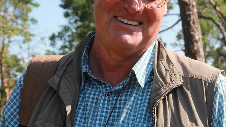 Ähnlich wie seine Fundstücke kriecht Manfred Colling schon mal über den Waldboden. "Es wurde auch schon vermutet, ich sei sturzbetrunken", sagt Manfred Colling. Er und der Biologe Tobias Gerlach suchen nach "lebenden Messinstrumenten": Schnecken. Foto: Carmen Schmitt