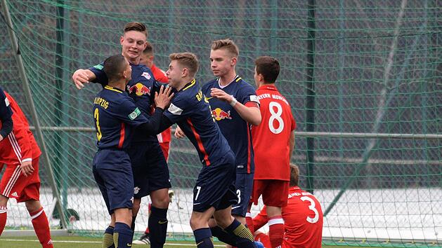Da jubelten noch die Leipziger. Der Thurnauer Nico B&ouml;hmer (Zweiter von links) hatte die Roten Bullen per Kopf gegen den FC Bayern in F&uuml;hrung gebracht. Mit im Bild (von links) Nicolas Fontaine, Kilian Ludewig und Erik Majetschak. Foto: Peter Mularczyk