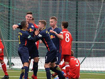 Da jubelten noch die Leipziger. Der Thurnauer Nico Böhmer (Zweiter von links) hatte die Roten Bullen per Kopf gegen den FC Bayern in Führung gebracht. Mit im Bild (von links) Nicolas Fontaine, Kilian Ludewig und Erik Majetschak. Foto: Peter Mularczyk
