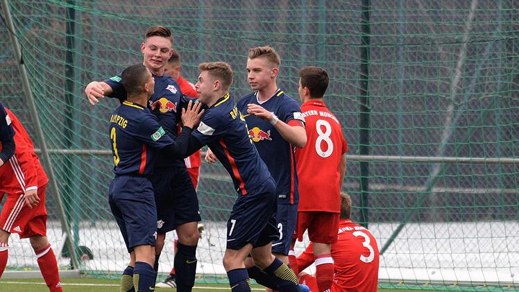 Da jubelten noch die Leipziger. Der Thurnauer Nico Böhmer (Zweiter von links) hatte die Roten Bullen per Kopf gegen den FC Bayern in Führung gebracht. Mit im Bild (von links) Nicolas Fontaine, Kilian Ludewig und Erik Majetschak. Foto: Peter Mularczyk