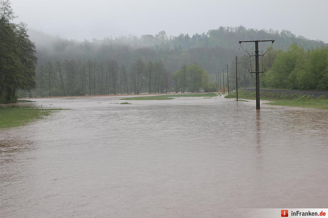 Unwetter über Unterfranken: Straßen überflutet, Keller unter Wasser - Feuerwehr versucht Wassermassen einzudämmen - Straßen teilweise komplett gesperrt
