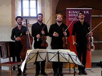 Es gibt doch noch Bocksbeutel für verdiente Musiker: das Goldmund-Quartett mit Raphael Paratore (Violoncello), Florian Schötz (1. Violine), Pinchas Adt (2. Violine) und Christoph Vandory (Viola). Foto: Gerhild Ahnert