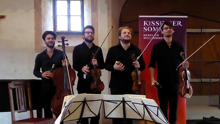 Es gibt doch noch Bocksbeutel für verdiente Musiker: das Goldmund-Quartett mit Raphael Paratore (Violoncello), Florian Schötz (1. Violine), Pinchas Adt (2. Violine) und Christoph Vandory (Viola). Foto: Gerhild Ahnert