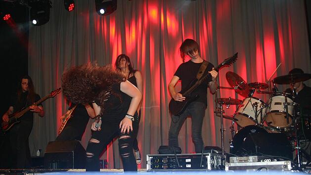 Die Band "Rising End" von der W&uuml;rzburger Musikinitiative kam im Zuge des Projektes "Bands on tour"&nbsp; nach Zeil ins "Ohrenkino". Von links nach rechts auf der B&uuml;hne: Valentin Seinige, Nico Gwozaz, Sophie Barei&szlig;, Sarah Krug, Philipp Schaupp, Wesley Morton.  Monika Schraut