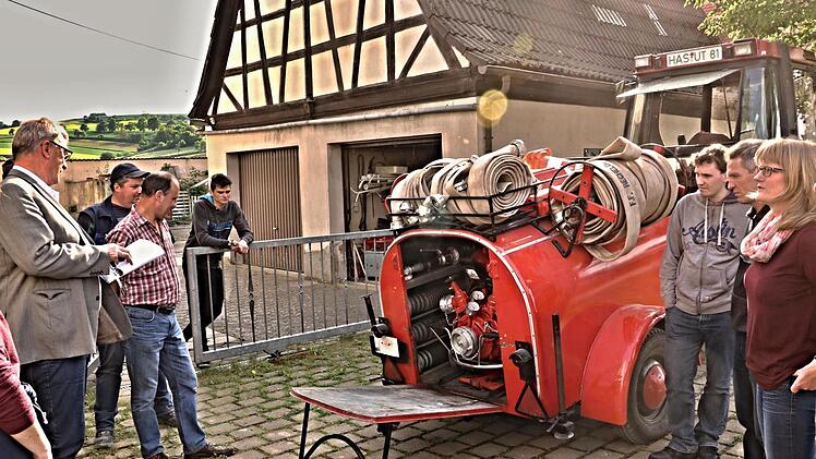 Dass die neue Tragkraftspritze der Feuerwehr Recheldorf schon sehr in dem alten Feuerwehranhänger eingezwängt ist, davon konnte sich der Bauausschuss mit Bürgermeister Helmut Dietz (links), Gemeinderat Gerald Karl (Dritter von links), Feuerwehrreferentin Sandra Schramm (rechts) und Gemeinderat Robert Bohla (Zweiter von rechts) überzeugen.Helmut Will