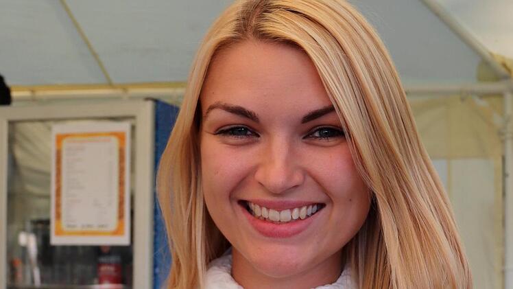 Mona Eigenfeld, die JU-Vorsitzende, präsentiert "Cupolino" Foto: Johanna Blum