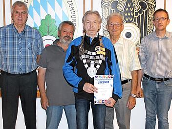 Zu den ersten Gratulanten von Bundesschützenkönig Hubert Ringlstetter (Mitte), gehörten in seinem Heimatverein SG Rothenkirchen, v. l.: Zweiter Schützenmeister Wolfgang Bergmann, Dritter Schützenmeister Michael Staar, Erster Schützenmeister Reinhold Wolf und Schatzmeister Mathias Beetz.  Foto: K.- H. Hofmann