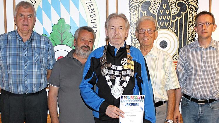 Zu den ersten Gratulanten von Bundesschützenkönig Hubert Ringlstetter (Mitte), gehörten in seinem Heimatverein SG Rothenkirchen, v. l.: Zweiter Schützenmeister Wolfgang Bergmann, Dritter Schützenmeister Michael Staar, Erster Schützenmeister Reinhold Wolf und Schatzmeister Mathias Beetz.  Foto: K.- H. Hofmann