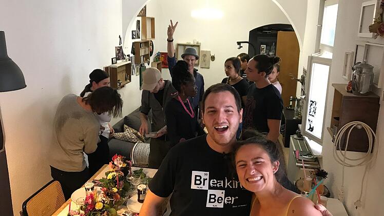 Beim Dreh für das "Perfekte Dinner" sind Freundschaften entstanden. David aus Schlüsselfeld und Vanessa aus Bamberg finden das wunderbar. Foto: Hertl