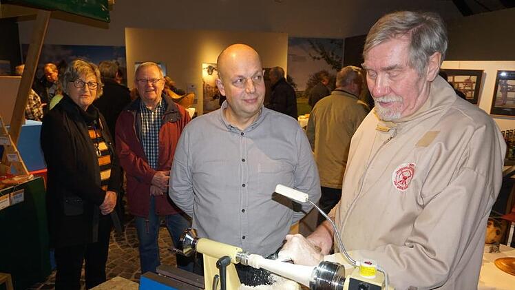 In der Sonderausstellung "Durchgedreht" im Biosphärenzentrum "Haus der  Langen Rhön" wird bis zum  18. Februar gedrechseltes Kunsthandwerk  gezeigt. Am 17. Februar gibt es von 11 bis 15 Uhr Vorführungen. Das Bild  zeigt den Leiter des Biosphärenzentrums "Haus der Langen Rhön", Michael  Dohrmann (Mitte), und den Organisator der Sonderausstellung Dieter  Pelka. Foto: Marion Eckert