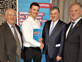 Nicolas Krahl von ait-deutschland Kasendorf ist mit einer Gesamtnote von 1,6 Prüfungsbester. Dazu gratulierten dem 20-Jährigen (von links) Innungsobermeister Hans Schwender, Landrat Klaus Peter Söllner und Kreishandwerksmeister Günther Stenglein. Foto: Werner Reißaus