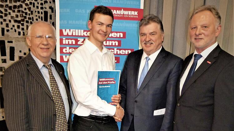 Nicolas Krahl von ait-deutschland Kasendorf ist mit einer Gesamtnote von 1,6 Prüfungsbester. Dazu gratulierten dem 20-Jährigen (von links) Innungsobermeister Hans Schwender, Landrat Klaus Peter Söllner und Kreishandwerksmeister Günther Stenglein. Foto: Werner Reißaus