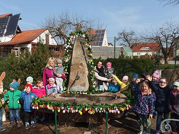 Die Kindergartenkinder haben den Brunnen von Albertshausen österlich geschmückt.  Andreas Lomb