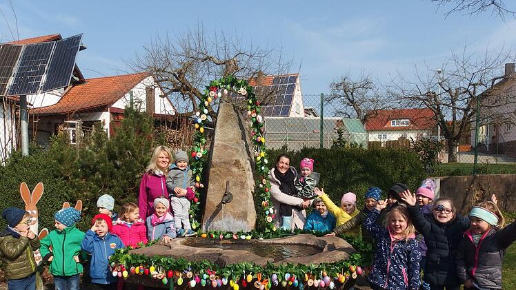 Die Kindergartenkinder haben den Brunnen von Albertshausen österlich geschmückt.  Andreas Lomb
