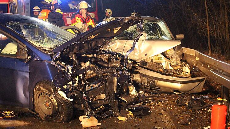 Auf der St2163 im oberfr&auml;nkischen Landkreis Bayreuth hat sich am Abend ein schwerer Unfall ereignet. Eine Frau wurde dabei lebensgef&auml;hrlich verletzt. Foto: Holzheimer/News5