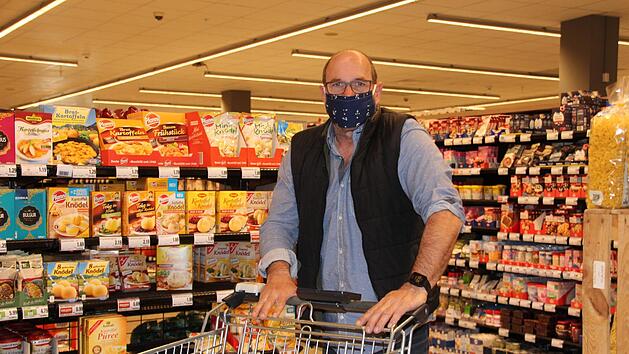 F&uuml;r Kunde Lorenz Leimbach ist auch das Einkaufen mit der Maske kein neues Gef&uuml;hl - er arbeitet im Krankenhaus und ist es daher gewohnt, Mund- und Nasenschutz zu tragen.  Foto: Mirjam Stumpf