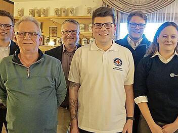 Die Wasserwacht Marktschorgast hat einen neuen Vorsitzenden. Unser Bild zeigt (links) Kreiswasserwacht-Vorsitzenden Jannik Ramming, stellvertretenden Vorsitzenden Dieter Schwandner, Bürgermeister Marc Benker, Vorsitzenden Philip Rieß, Simon Friedr...