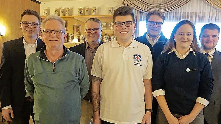 Die Wasserwacht Marktschorgast hat einen neuen Vorsitzenden. Unser Bild zeigt (links) Kreiswasserwacht-Vorsitzenden Jannik Ramming, stellvertretenden Vorsitzenden Dieter Schwandner, Bürgermeister Marc Benker, Vorsitzenden Philip Rieß, Simon Friedr...