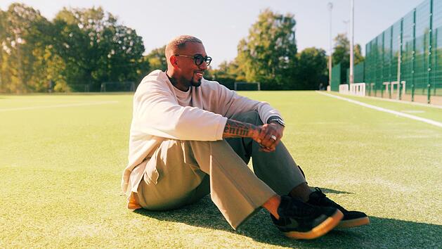 In "Being J&eacute;r&ocirc;me Boateng" erinnert sich der Weltmeister von 2014 auch an seiner Anf&auml;nge und Glanzzeiten als Profi.